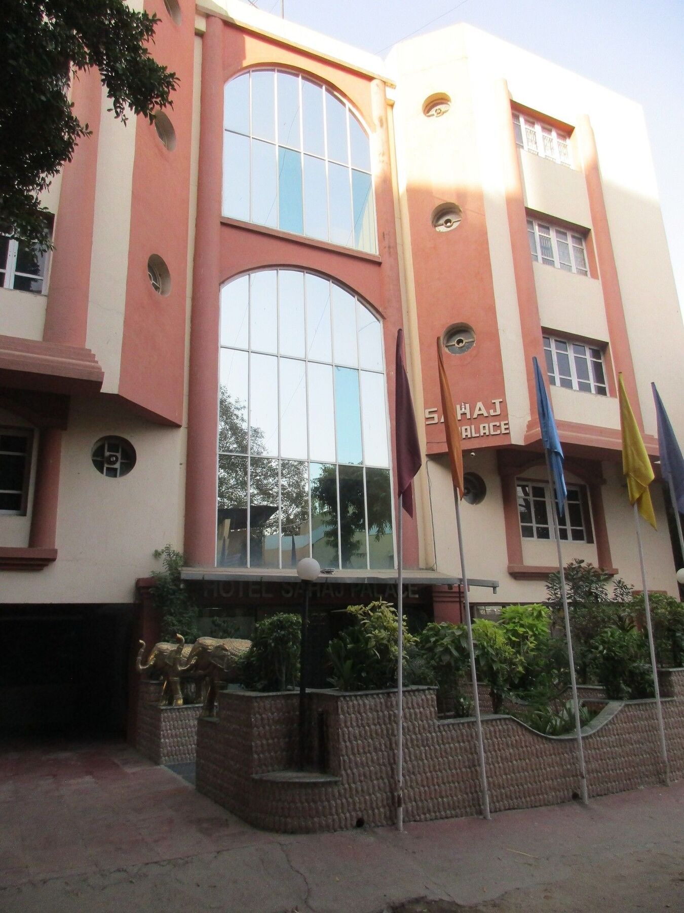 Hotel Sahaj Palace Ahmedabad Bagian luar foto