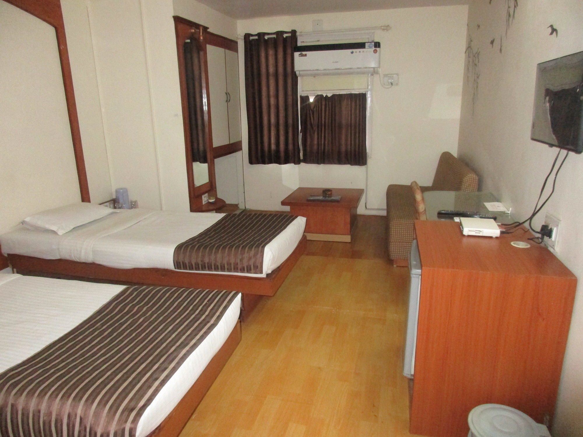 Hotel Sahaj Palace Ahmedabad Bagian luar foto