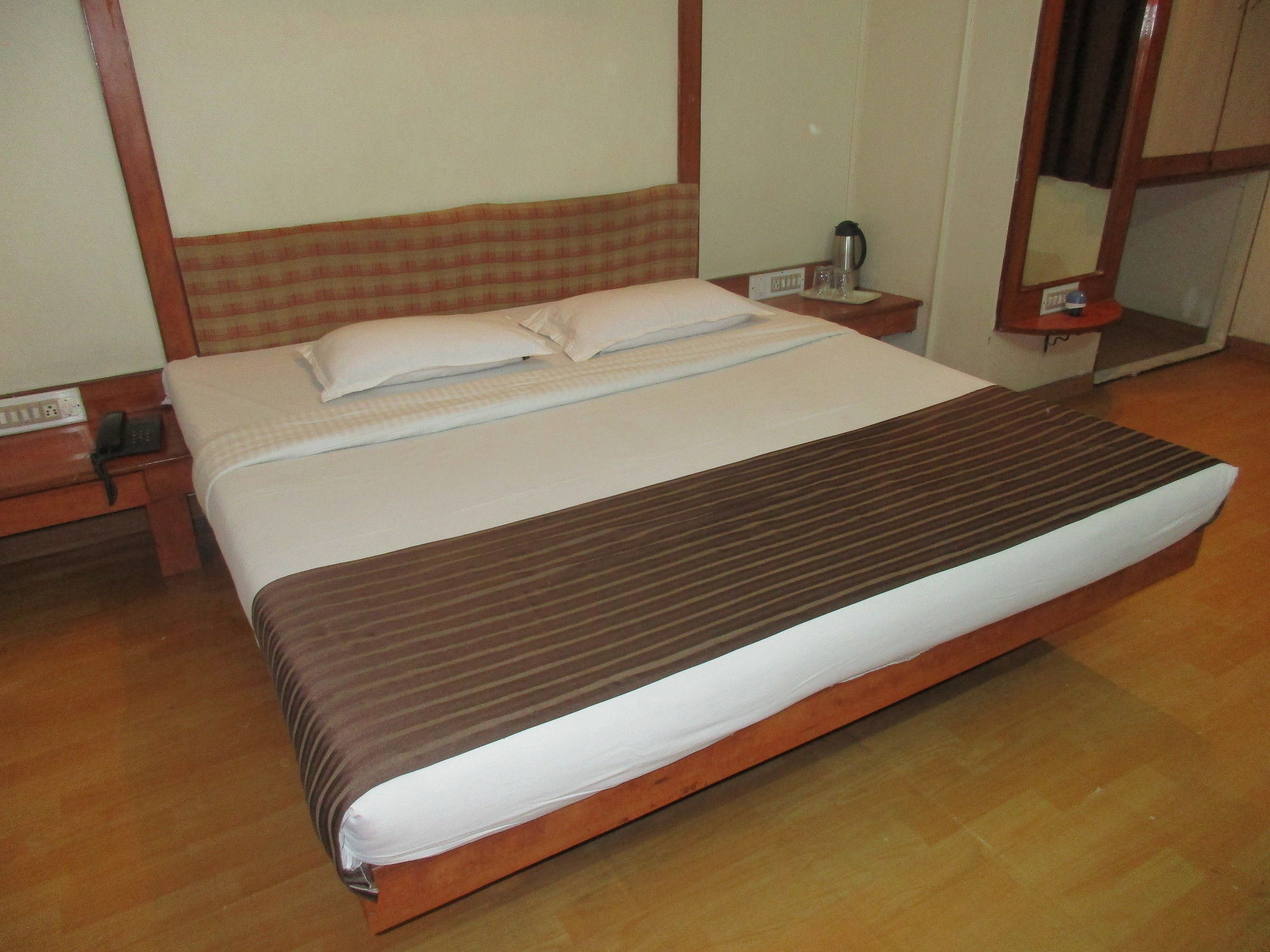 Hotel Sahaj Palace Ahmedabad Bagian luar foto