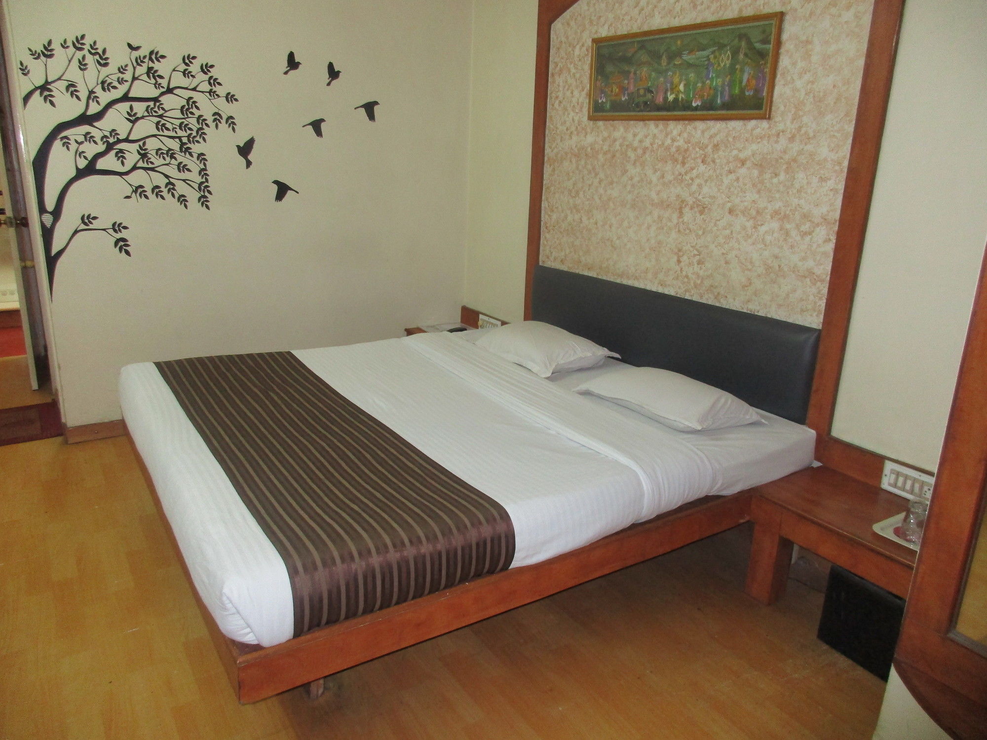 Hotel Sahaj Palace Ahmedabad Bagian luar foto